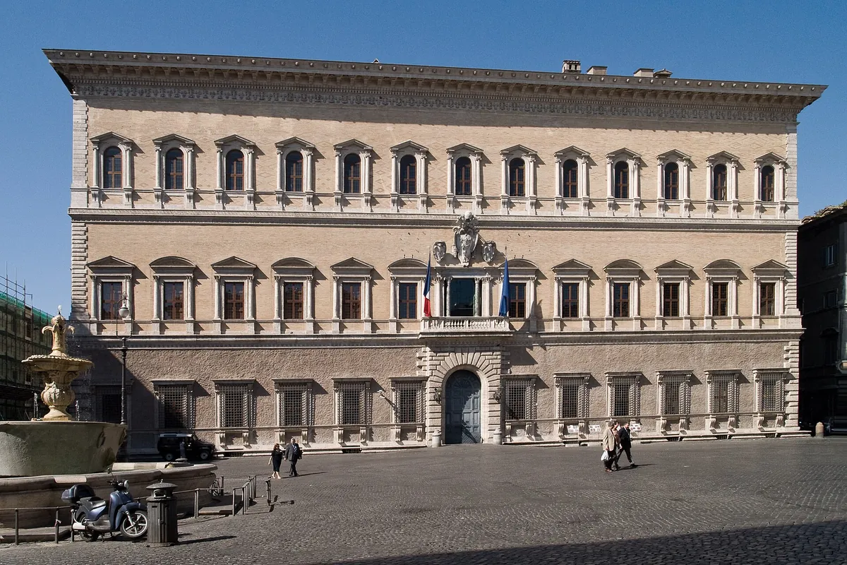 Dlouhé renesanční průčelí Palazzo Farnese v Římě s řadami oken nad rustikovaným přízemím; druhé jednání Toscy se odehrává v Scargiových komnatách právě zde.
