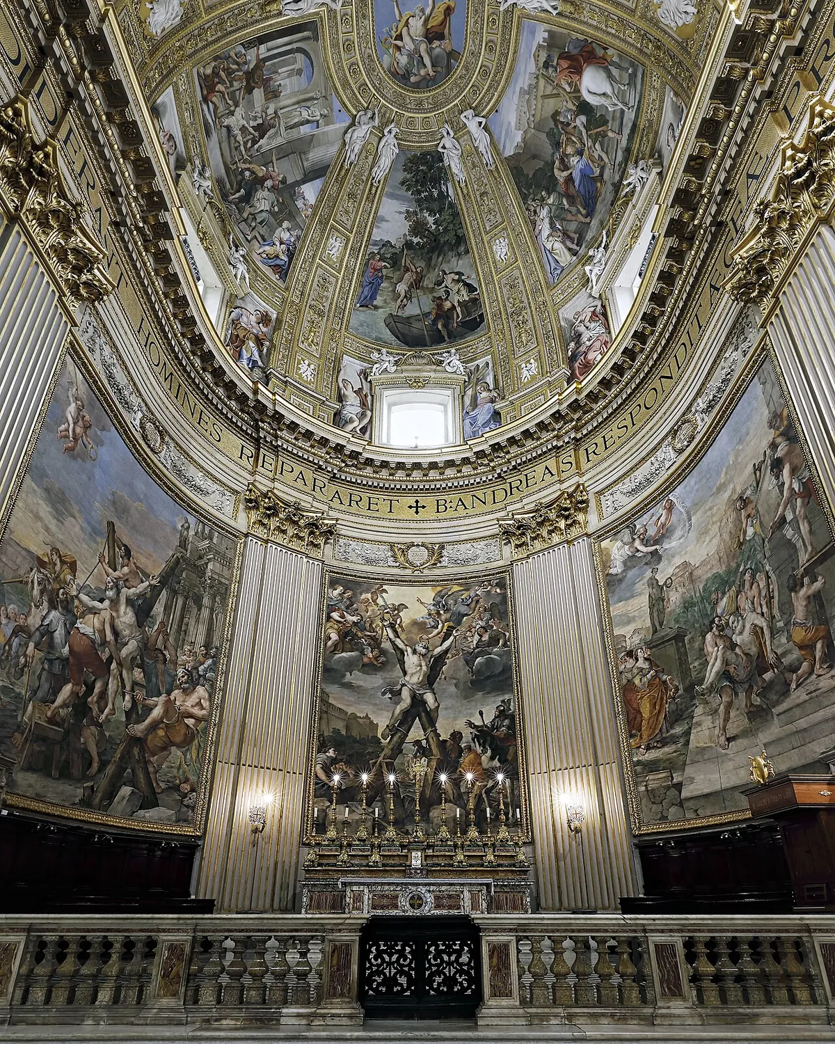 Apsida a kupole Sant'Andrea della Valle v Římě, vyzdobené výjevy ve zlacených rámech nad oltářem osvětleným svíčkami; tento kostel je kulisou prvního jednání Toscy.