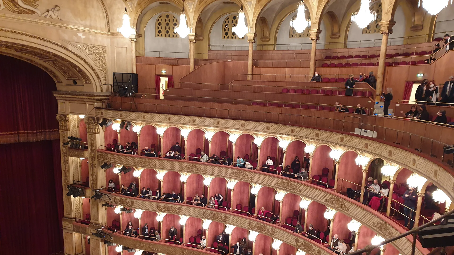 Červenozlaté vrstvy lóží v Teatro Costanzi, hledišti římské opery, kde měla v roce 1900 premiéru Pucciniho Tosca.